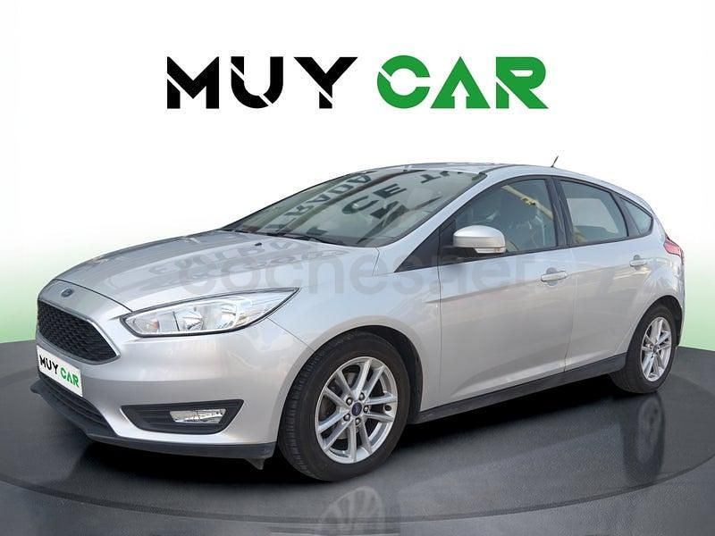 Usado Ford Focus Trend 125 CV (91 kW) 2018 Gris / plata Berlina
