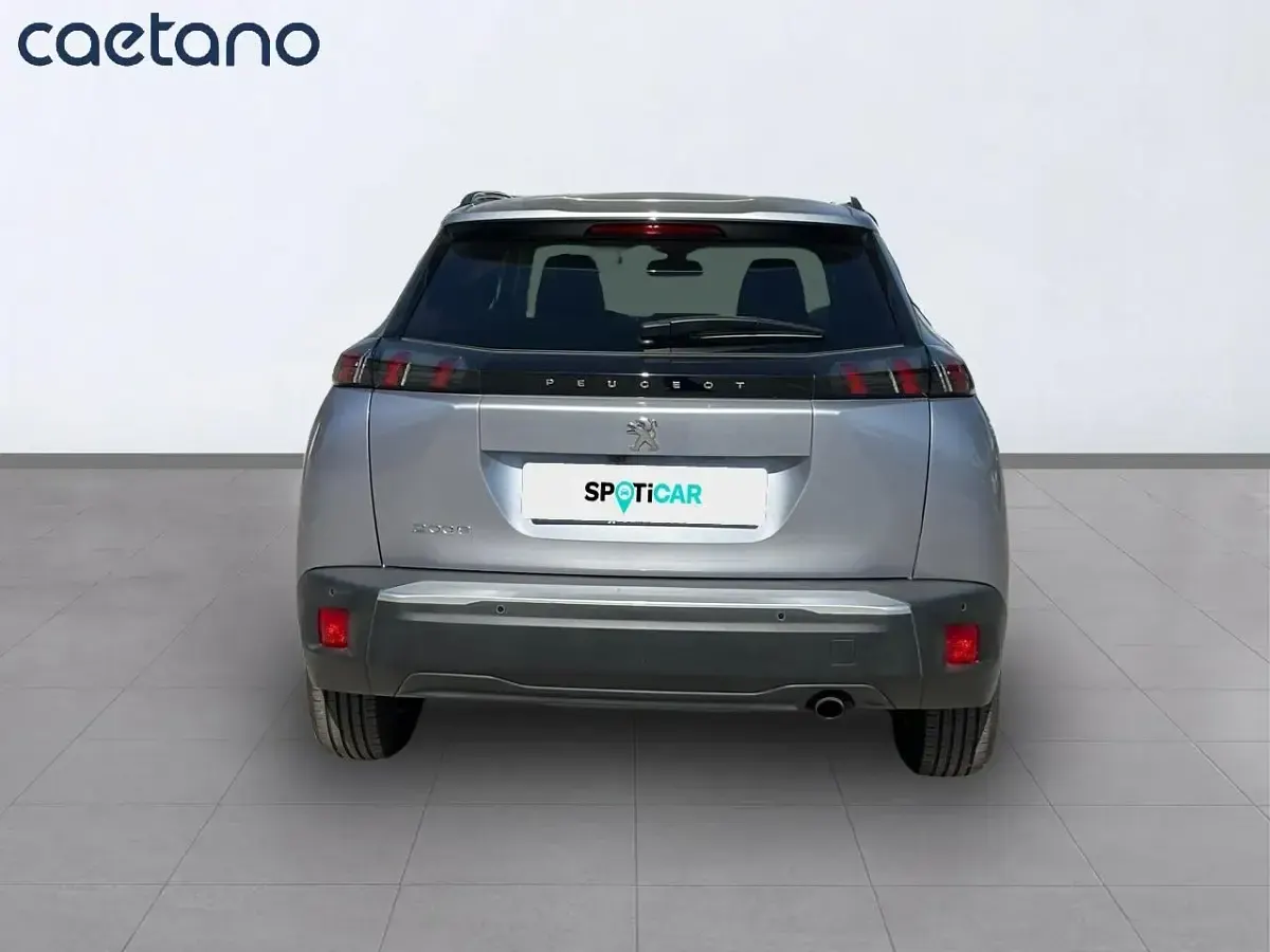 Usado Peugeot 2008 Active 100 CV (73 kW) 2021 Gris SUV