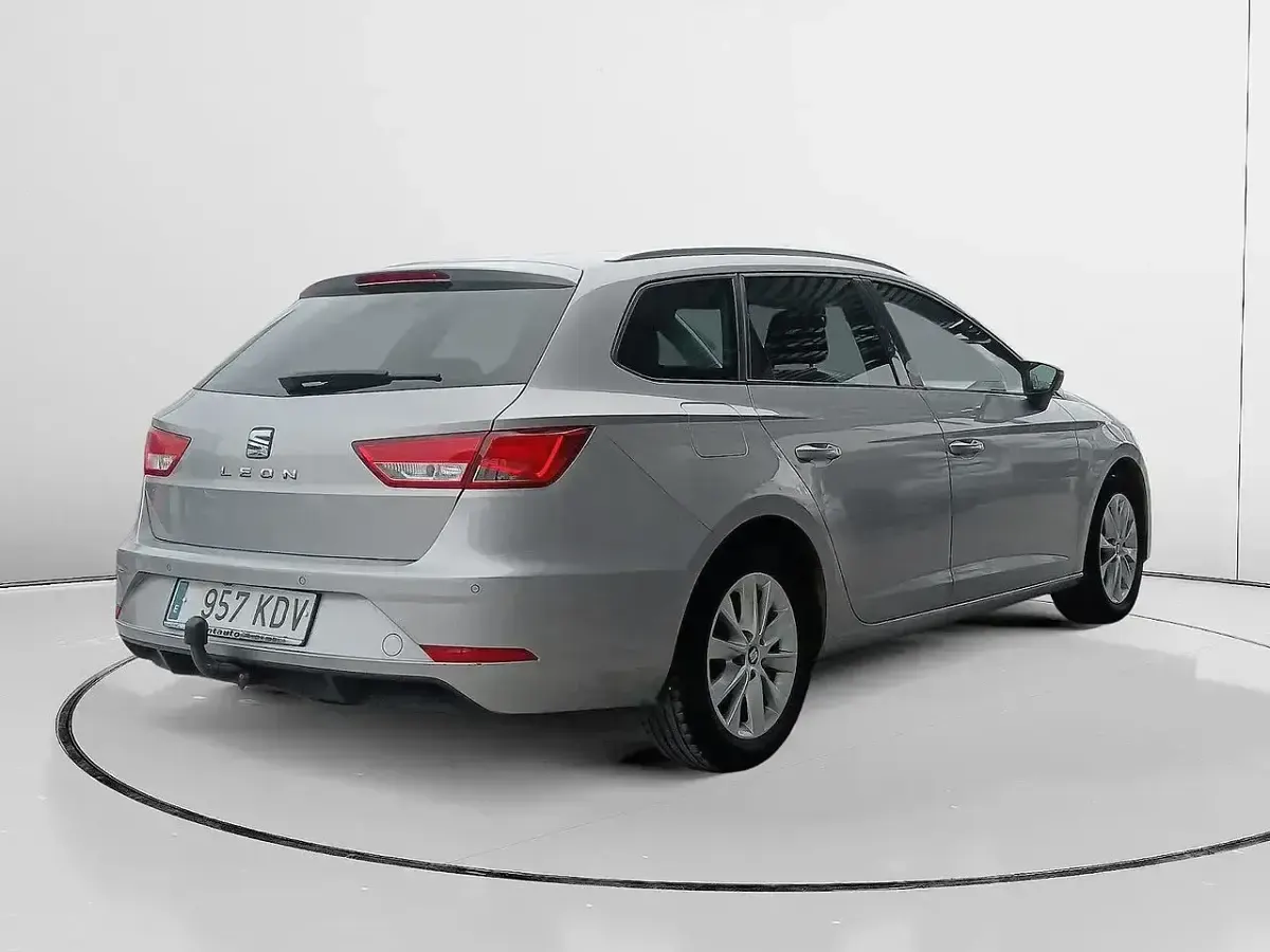 Usado Seat Leon Style 150 CV (110 kW) 2017 Gris Familiar