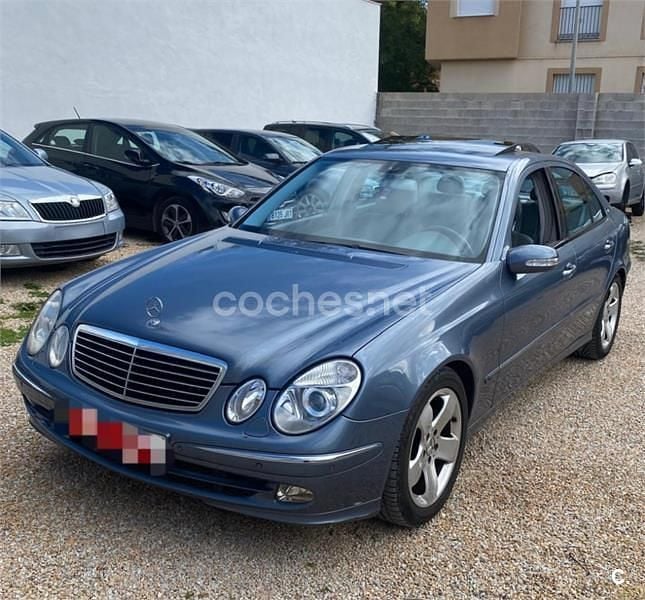 Usado Mercedes E220 Classic 143 CV (105 kW) 2003 Azul Berlina