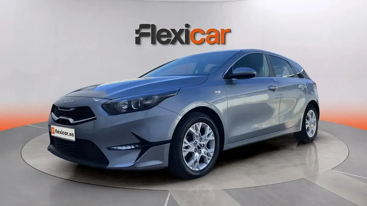 Usado Kia Ceed 136 CV (100 kW) 2023 Gris Utilitario