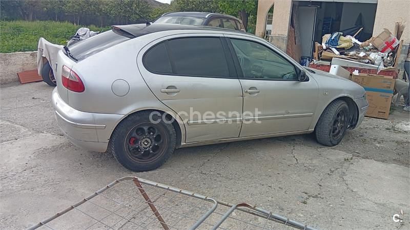 Usado Seat Leon 110 CV (80 kW) 2000 Gris / plata Utilitario