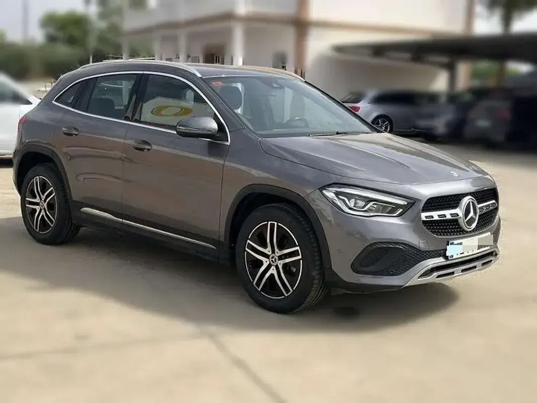 Usado Mercedes GLA180 136 CV (100 kW) 2021 Gris SUV