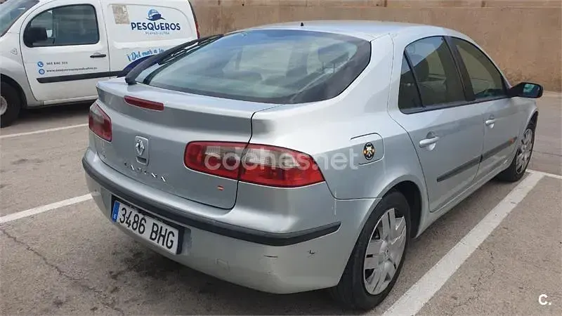 Usado Renault Laguna II Expression 120 CV (88 kW) 2001 Gris / plata Berlina