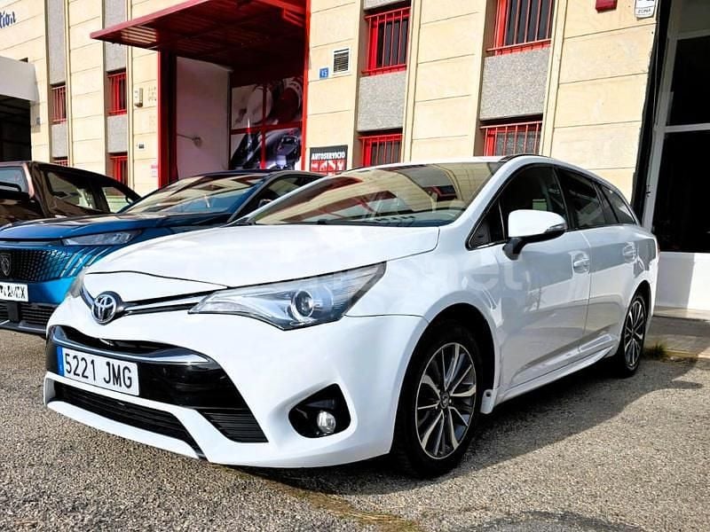 Usado Toyota Avensis Advance 143 CV (105 kW) 2016 Blanco Familiar