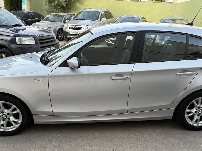 Usado BMW 118 143 CV (105 kW) 2009 Gris / plata Utilitario