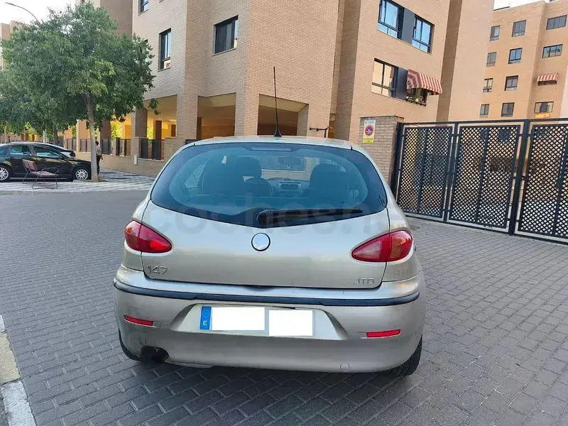 Usado Alfa Romeo 147 Progression 115 CV (84 kW) 2004 Beige Utilitario