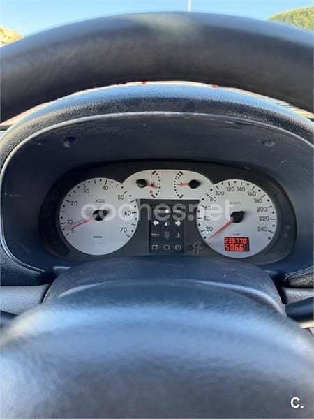 Usado Renault Clio II 75 CV (55 kW) 2001 Rojo Berlina