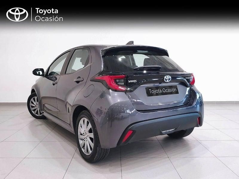Usado Toyota Yaris Hybrid Active 116 CV (85 kW) 2022 Gris / plata Berlina