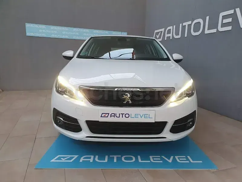 Usado Peugeot 308 Active 130 CV (95 kW) 2021 Blanco Berlina