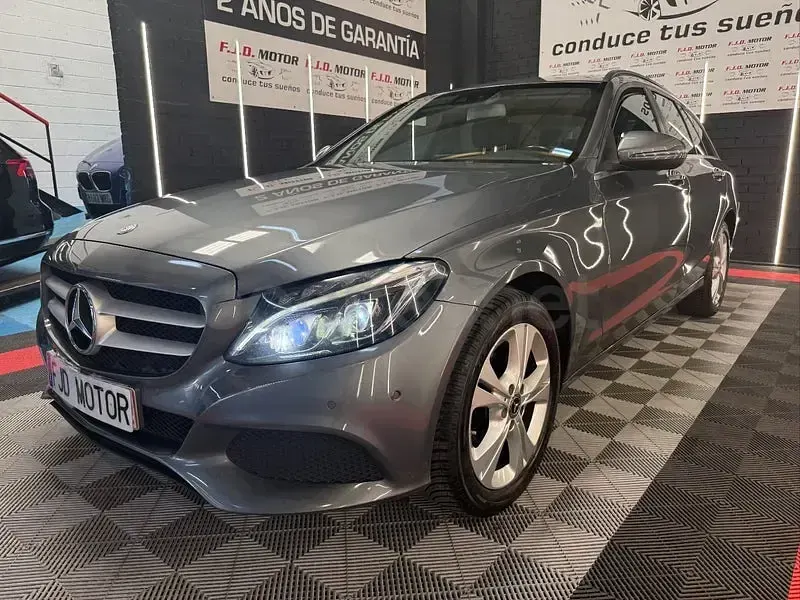 Usado Mercedes C200 150 CV (110 kW) 2018 Gris / plata Familiar