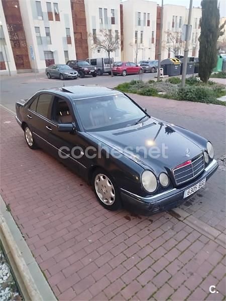 Usado Mercedes E280 Elegance 204 CV (150 kW) 1997 Azul Familiar