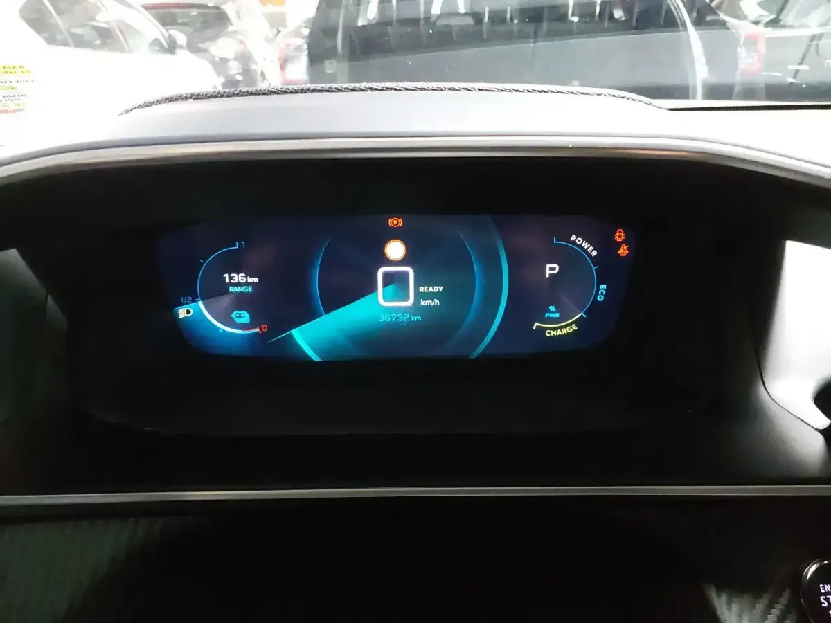 Usado Peugeot e-2008 Allure 100 kW (136 CV) 2023 Gris SUV