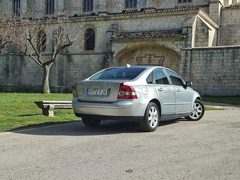 Usado Volvo S40 Momentum 136 CV (100 kW) 2006 Gris / plata Berlina