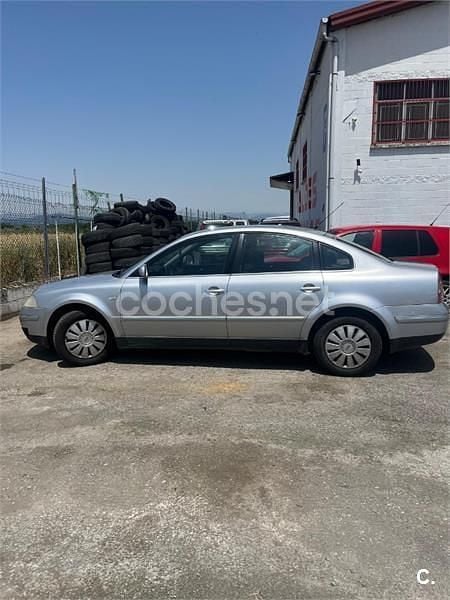 Gris / plata Usado 2003 VW Passat Comfortline Berlina | 1900 € (Buen precio) - Imagen 1/4