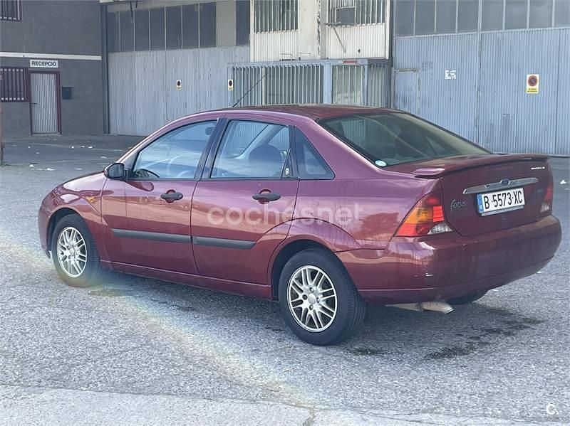 Usado Ford Focus Ghia 90 CV (66 kW) 2000 Granate Berlina