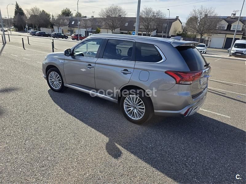 Usado Mitsubishi Outlander P-HEV 224 CV (164 kW) 2019 Gris / plata SUV