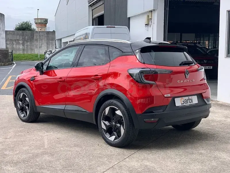 Usado Renault Captur Techno 100 CV (73 kW) 2025 Rojo SUV
