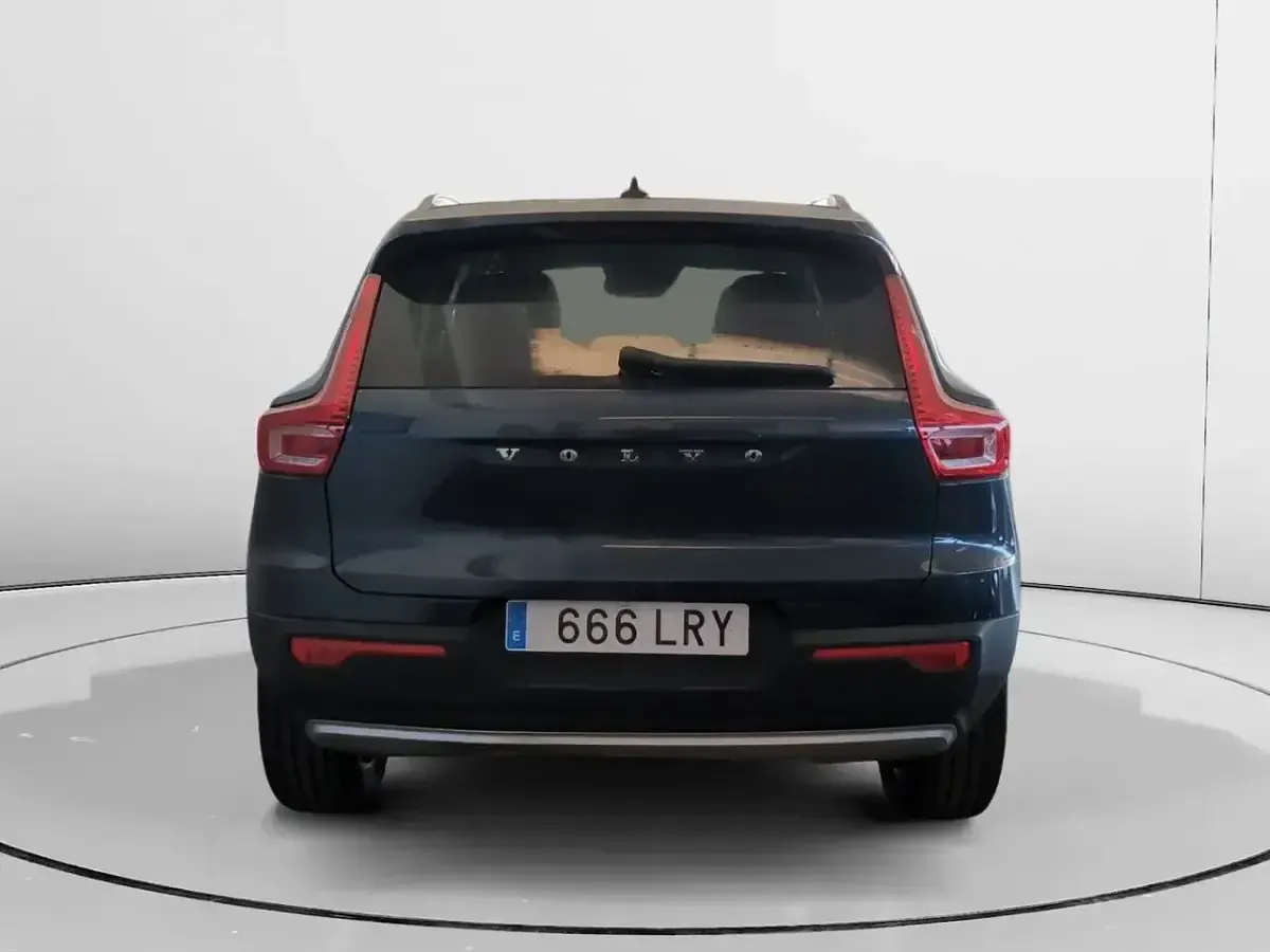 Käytetty Volvo XC40 Momentum 163 HP (119 kW) 2021 Valkoinen Katumaasturi
