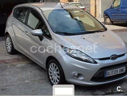 Usado Ford Fiesta Trend 70 CV (51 kW) 2012 Gris / plata Berlina