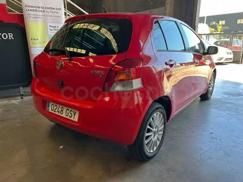 Usado Toyota Yaris 90 CV (66 kW) 2010 Rojo Utilitario
