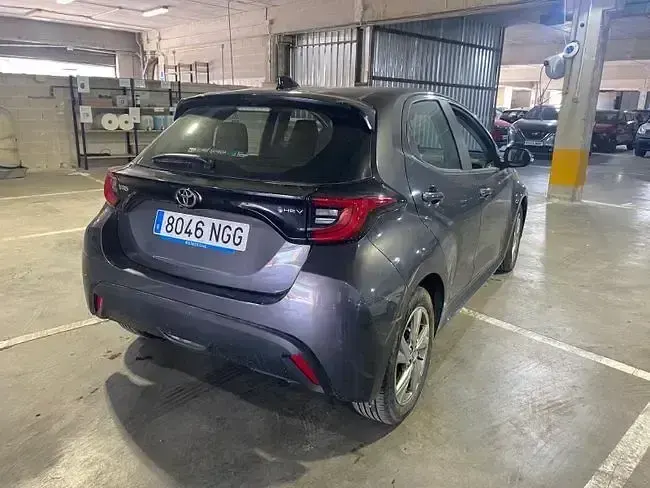 Usado Toyota Yaris Active 115 CV (84 kW) 2025 Gris Utilitario