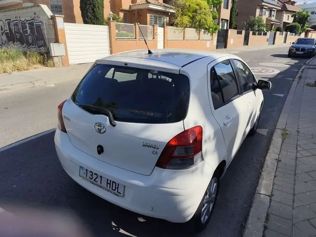 Usado Toyota Yaris Connect Style 101 CV (74 kW) 2011 Blanco Utilitario