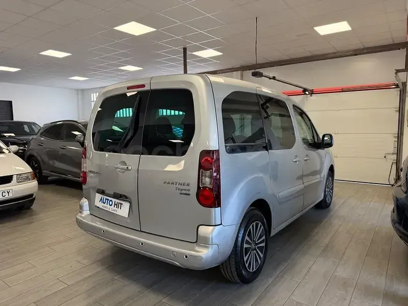 Usado Peugeot Partner Tepee Style 120 CV (88 kW) 2016 Gris / plata Monovolumen