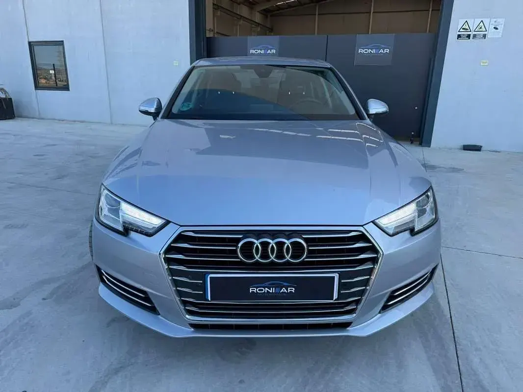 Usado Audi A4 150 CV (110 kW) 2018 Gris Berlina
