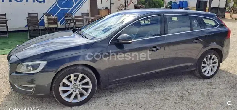 Usado Volvo V60 Momentum 136 CV (100 kW) 2016 Negro Familiar