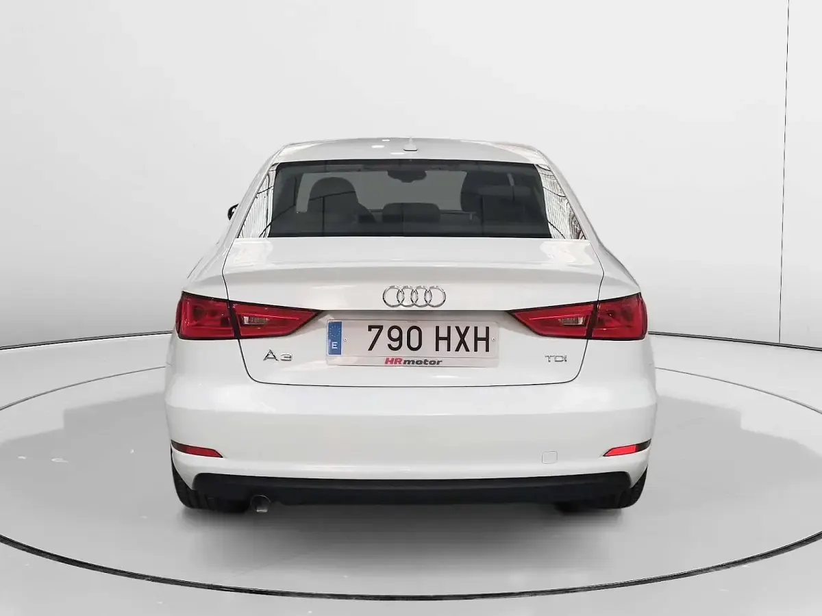 Usado Audi A3 Attraction 105 CV (77 kW) 2014 Blanco Berlina
