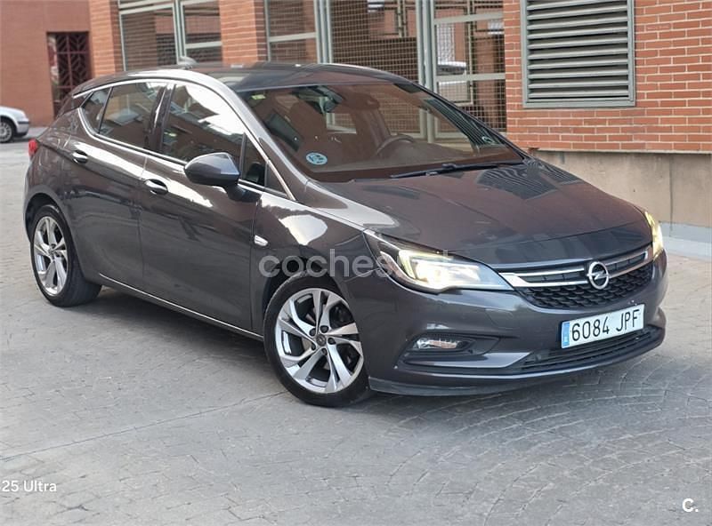 Usado Opel Astra Dynamic 110 CV (80 kW) 2016 Gris / plata Berlina