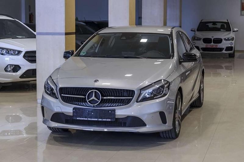 Usado Mercedes A200 136 CV (100 kW) 2018 Gris Utilitario
