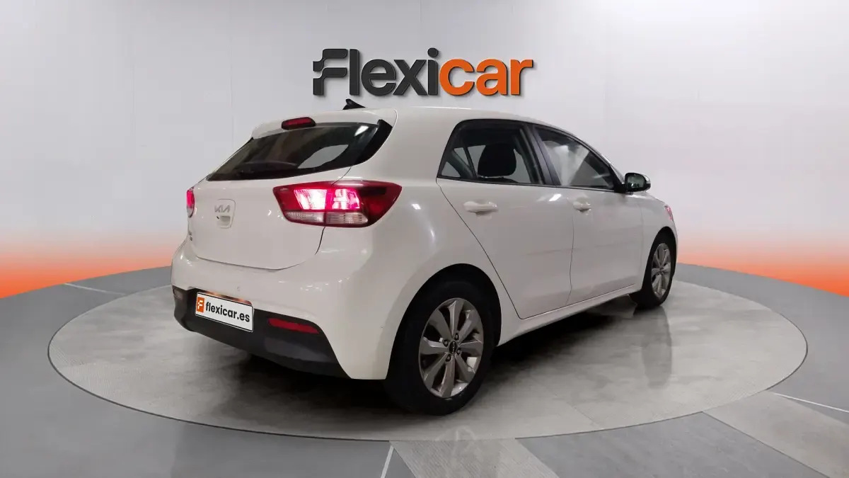 Usado Kia Rio 101 CV (74 kW) 2023 Blanco Berlina