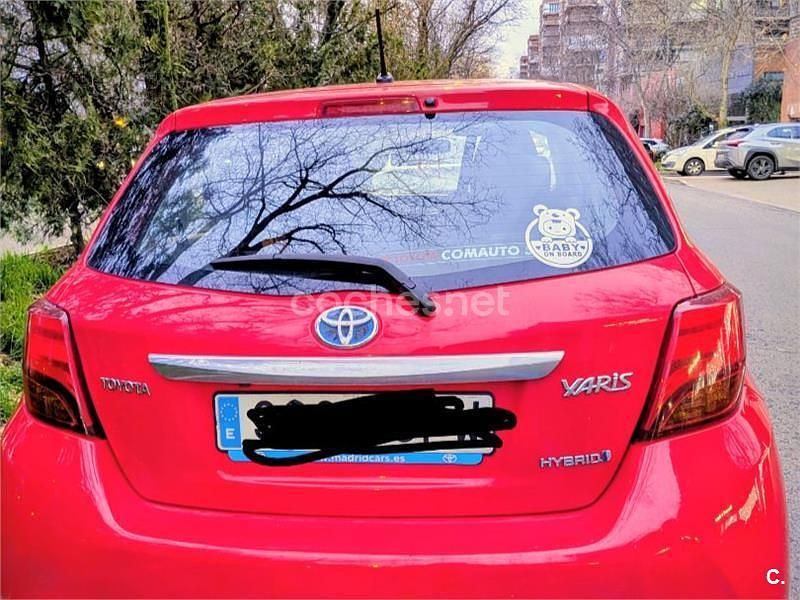 Usado Toyota Yaris Hybrid Active 100 CV (73 kW) 2016 Rojo Berlina