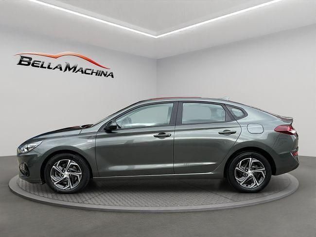 Usado Hyundai i30 120 CV (88 kW) 2023 Gris / plata Berlina