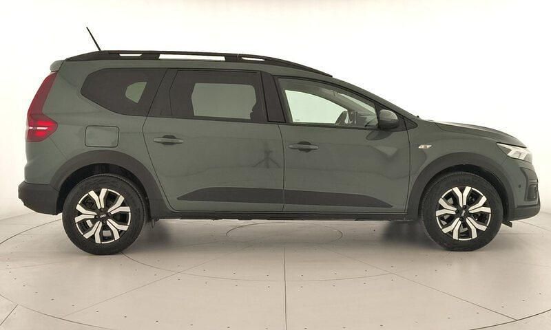 Usado Dacia Jogger Expression 110 CV (80 kW) 2024 Verde Monovolumen