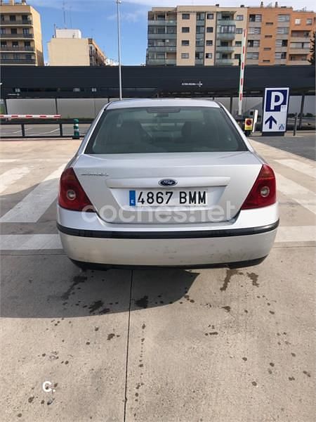 Usado Ford Mondeo Trend 125 CV (91 kW) 2001 Gris / plata Berlina