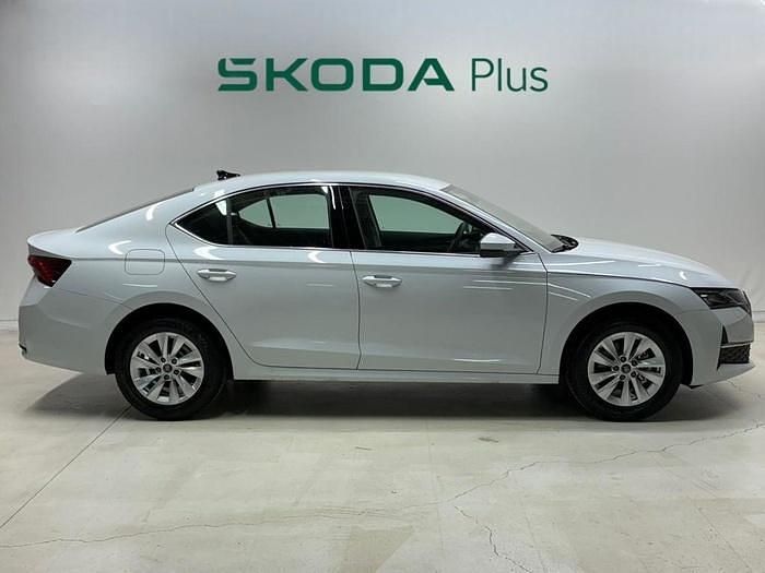 Usado Skoda Octavia Selection 116 CV (85 kW) 2025 Blanco