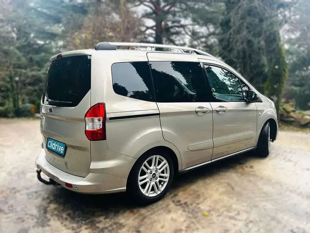 Usado Ford Tourneo Courier Titanium 97 CV (71 kW) 2015 Beige Monovolumen