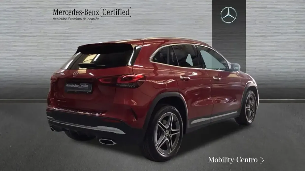 Usado Mercedes GLA250 AMG line 160 CV (117 kW) 2023 Patagonia red  metallic paint SUV