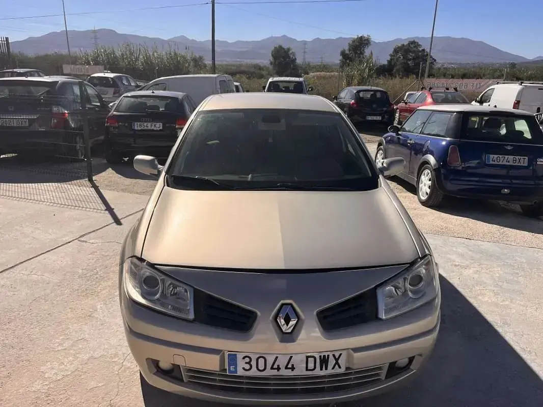 Usado Renault Mégane Authentique 106 CV (77 kW) 2006 Gris Utilitario