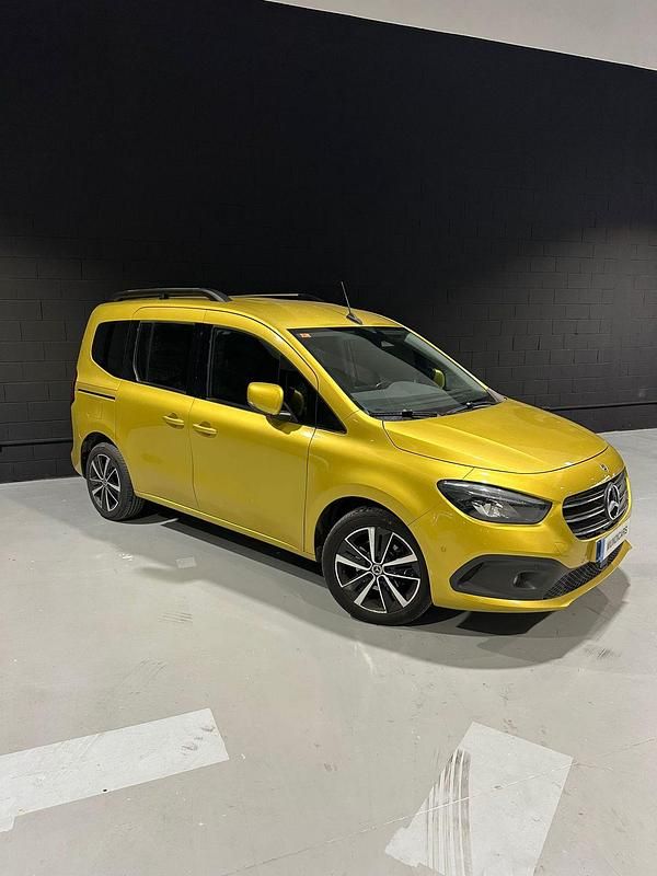 Usado Mercedes T180 115 CV (84 kW) 2022 Oro Monovolumen