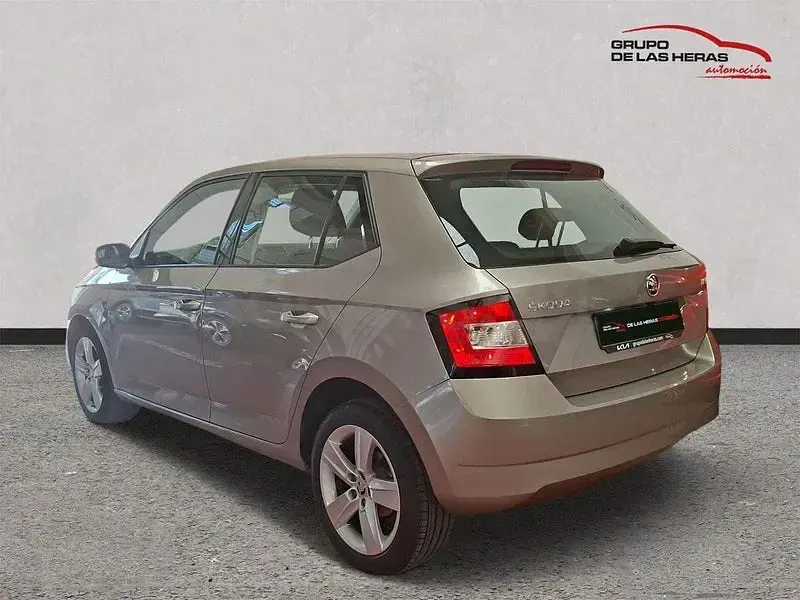Usado Skoda Fabia Style 90 CV (66 kW) 2018 Beige Berlina