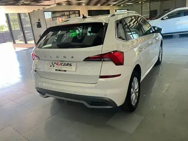 Usado Skoda Kamiq Ambition 110 CV (80 kW) 2021 Blanco SUV