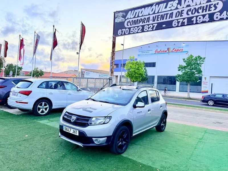 Usado Dacia Sandero Stepway 90 CV (66 kW) 2016 Gris / plata Berlina