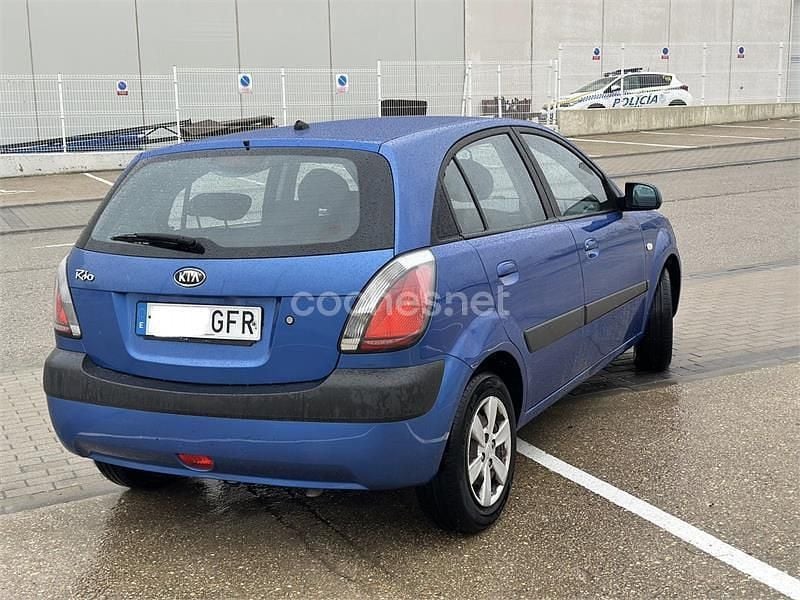 Azul Usado 2009 Kia Rio Active Berlina | 2799 € (Precio justo) - Imagen 1/4