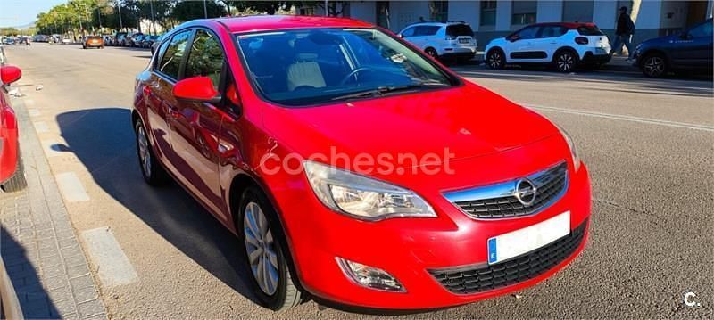 Usado Opel Astra Enjoy 110 CV (80 kW) 2011 Rojo Berlina