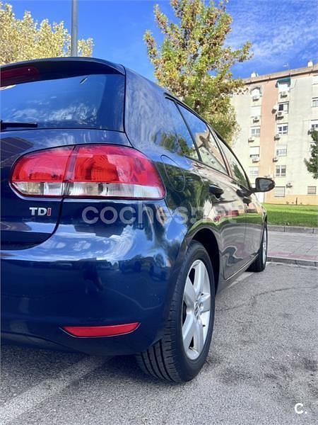 Usado VW Golf 105 CV (77 kW) 2013 Azul Berlina