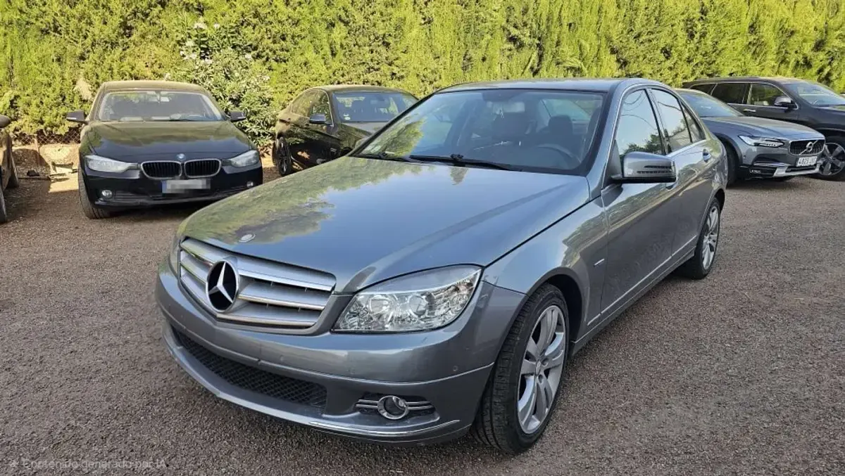 Usado Mercedes C180 Avantgarde 120 CV (88 kW) 2011 Gris / plata Berlina